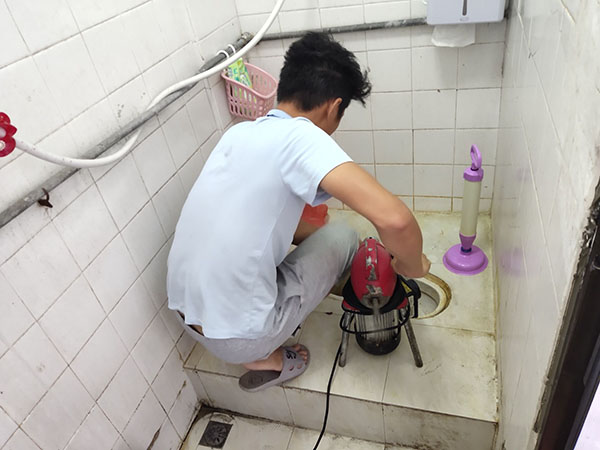 亚东管道堵塞冒臭气 专业师傅现场解决问题
