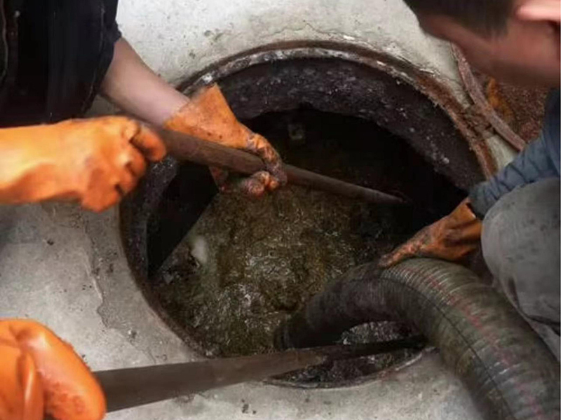 亚东清理化粪池时如何避免沼气的危害？